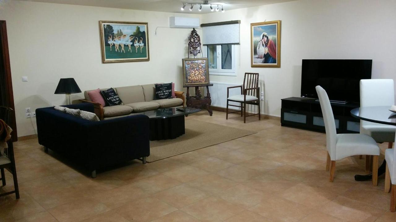 Lovely 2-Bedroom Apartment At Greek Riviera Вари Экстерьер фото