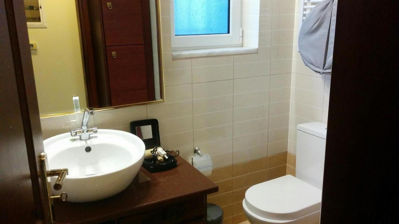 Lovely 2-Bedroom Apartment At Greek Riviera Вари Экстерьер фото
