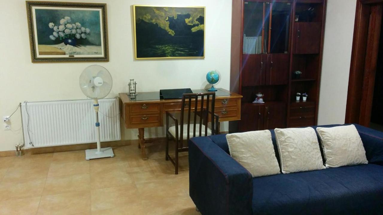 Lovely 2-Bedroom Apartment At Greek Riviera Вари Экстерьер фото