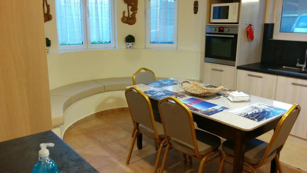 Lovely 2-Bedroom Apartment At Greek Riviera Вари Экстерьер фото