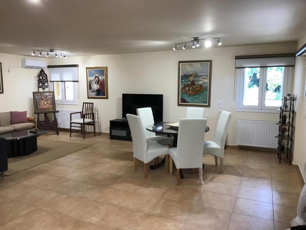 Lovely 2-Bedroom Apartment At Greek Riviera Вари Экстерьер фото